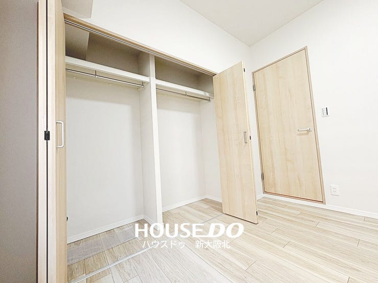 ■大容量のクローゼット!
■お洋服はもちろん、小物や季節家電も収納できてお部屋がスッキリと片付きます!
■造り付けのクローゼットは地震の揺れで倒れる心配がなく、防災面でも安心です!