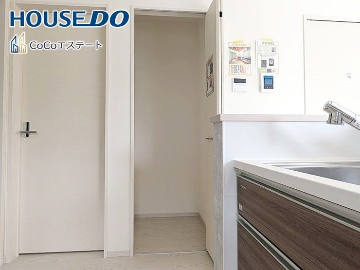 □■収納■□
パントリーです♪
キッチン用品や食品のストックに使用できます。
可動棚付きでしっかり隅々まで収納できるのも嬉しいですね。