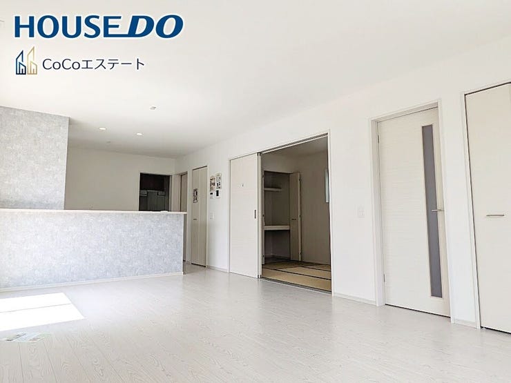 □■リビング■□
18帖LDK♪
ご家族が集まる中心となる開放的なリビング♪大きなテレビを置いたり、家具選びにこだわったりと楽しみが広がりますね。