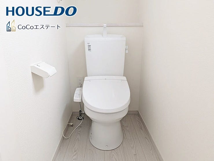 □■トイレ■□
温水洗浄便座付きトイレ♪
冬場や冷え込む時期にもお尻を温かく快適に保ちます。
また、汚れにくく掃除しやすい設備です。