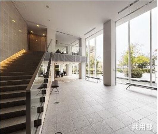 大きな窓から光が差し込む開放的なエントランスホール。上質でホテルライクな共用空間が魅力です。