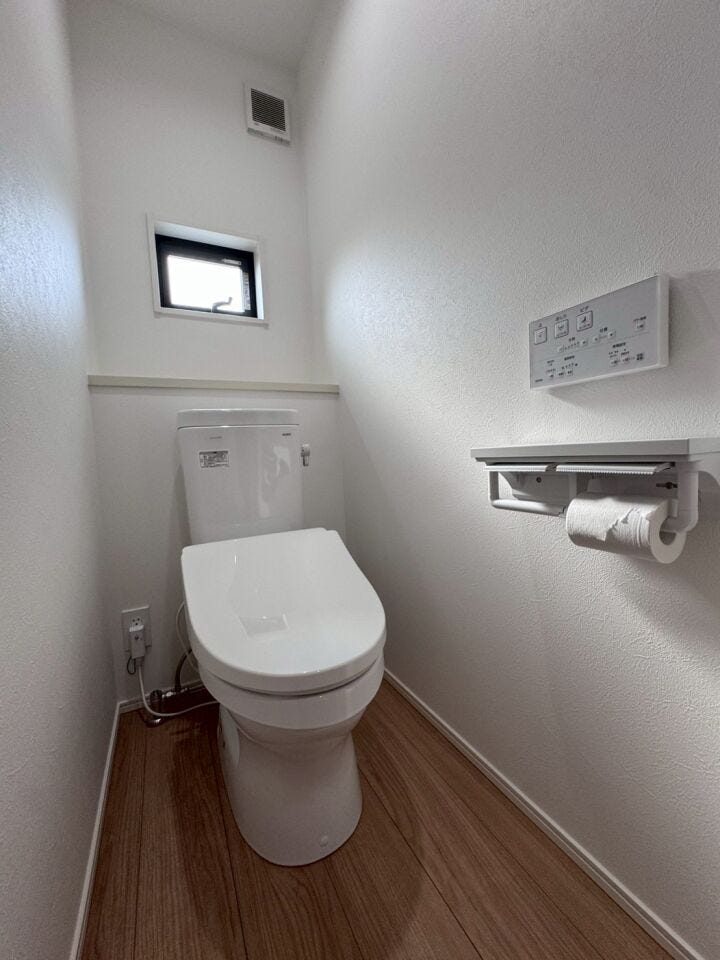 2階トイレ
2階にもトイレがあるのは、朝の混雑時や就寝時にとっても便利!温水洗浄便座付きで快適性もバッチリ♪忙しいご家族の暮らしをサポートします。