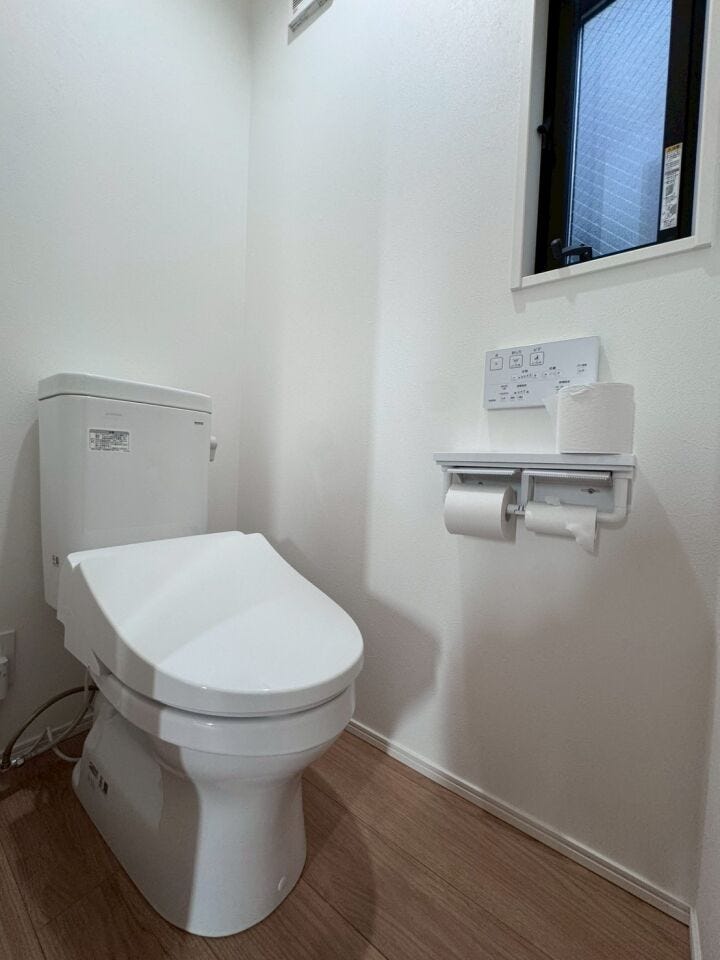 1階トイレ
温水洗浄便座付きで、いつも清潔で快適なトイレ空間!窓も設置されているので、明るく換気もバッチリ♪ご家族みんなが毎日使う場所だからこそ、嬉しい設備です。