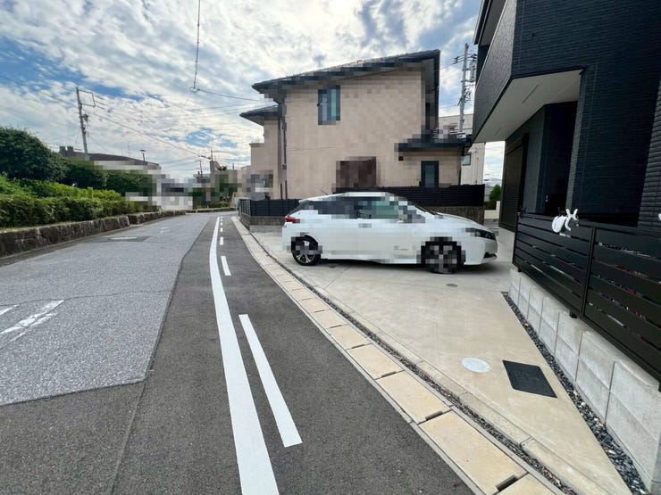 広々とした駐車スペースを確保!大切な愛車を雨風から守れるだけでなく、自転車やバイクも駐車可能♪ご家族のライフスタイルに合わせた使い方ができますね。