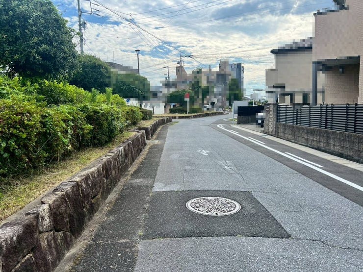物件前の前面道路は広々としており、見通しも良好!小さなお子様連れの外出や、車の出し入れもスムーズで、落ち着いた周辺環境も魅力です♪