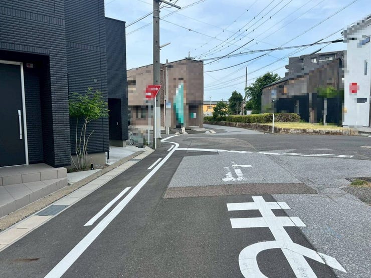 開放感あふれる角地で、陽当たり・通風ともに良好!前面道路も交通量が少なく、お子様とのお散歩も安心♪周辺は緑豊かで落ち着いた住環境です。