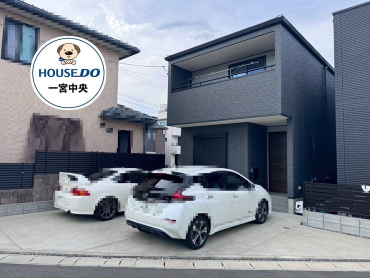 【外観】
爽やかな青空に映える、モダンでスタイリッシュな外観!駐車スペースも広く、お車での生活も快適そのもの♪ご家族の愛車を並べて停められるのも嬉しいポイントですね。