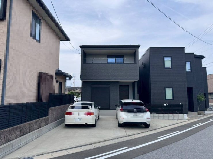 デザイン性の高い外観が眩しい!周辺は落ち着いた住宅街で、前面道路も広々としており、駐車が苦手な方もスムーズに車庫入れができます♪毎日の暮らしが楽しみになりますね。