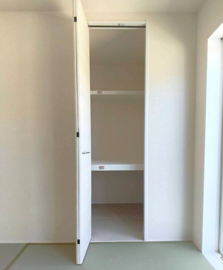 ちょっとした荷物を置いておける収納スペースです