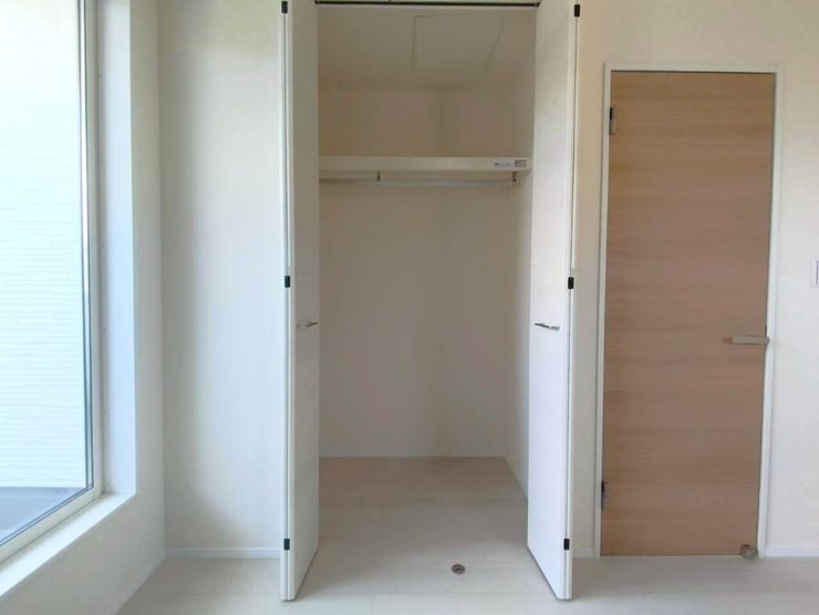 両開きのハンガータイプのクローゼットで、衣服はもちろん大きめの荷物を入れることもできます