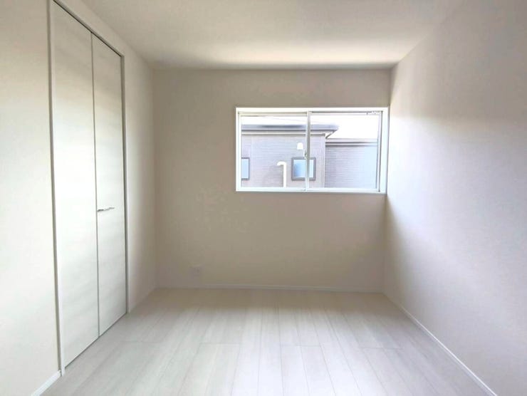 陽の光がたっぷり差し込む明るい部屋です