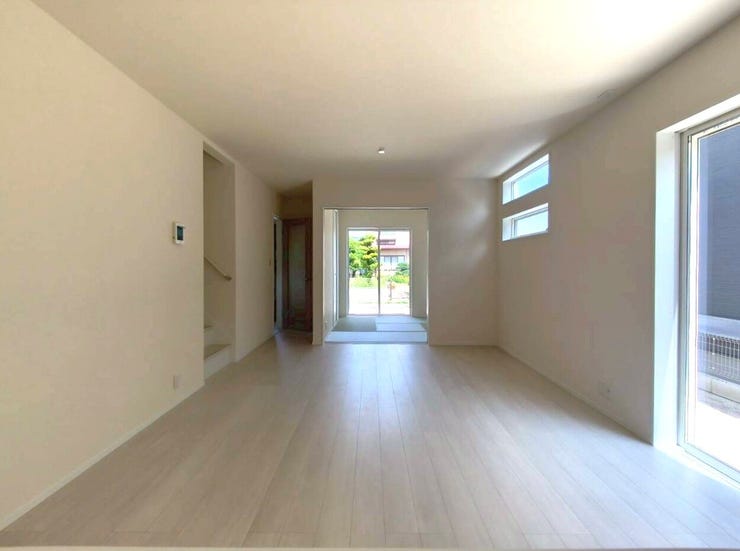南向きの窓からたっぷり日が差し込む明るい部屋です