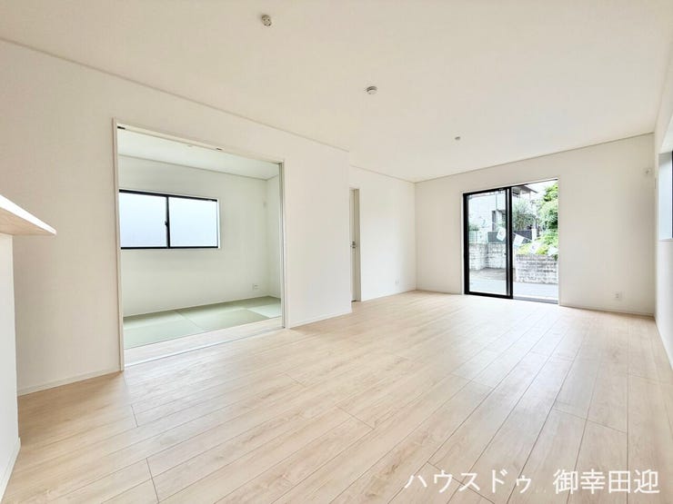 ■安らぎと笑顔の中心地■陽光が優しく降り注ぎ、会話が自然と弾む。ここでは、毎日が特別な時間へと変わります。