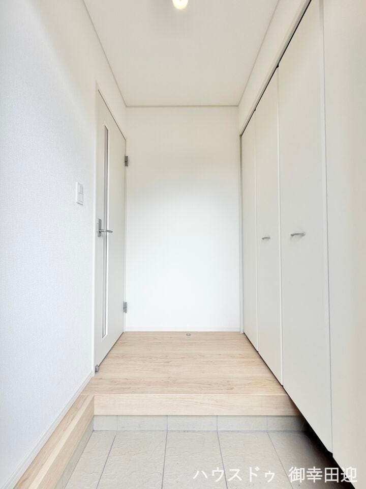 ■「しまう」が叶える美しい玄関■大容量のシューズボックスがあることでいつも整理された、気持ちの良い「家の顔」を保てます。