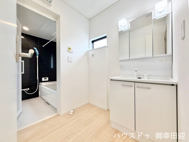 ■清々しいリフレッシュ空間■自分を磨き、気持ちを切り替える。心地よい光が差し込むプライベートスペース。