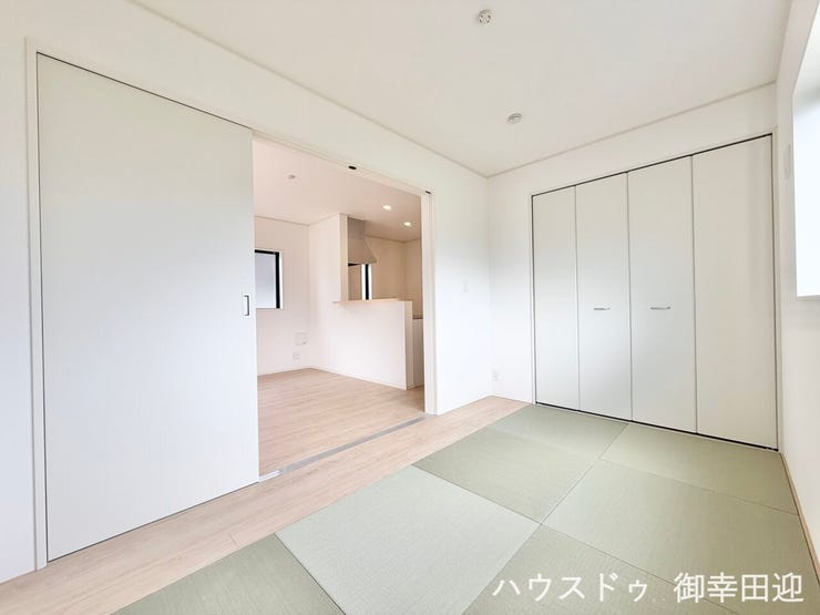 ■1階5帖和室■ゲストをもてなし、昼寝や家事にも使える、畳のぬくもりが心地よい多目的万能スペース。