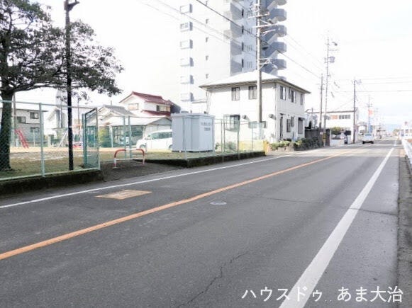 マンションの敷地の隣には公園があり、子育て世代はもちろん ご年配の方にも憩いの場として活用できそうですね。