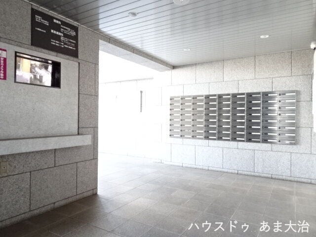 明るいエントランスで、小さなお子様や女性の方も安心してお過ごしいただけそうです。