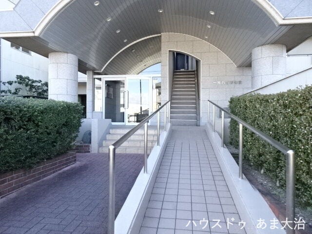 スロープもあるのでベビーカー等も安心してご利用いただけそうですね。