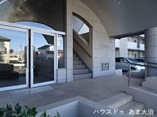 建物内にはエレベータもありますが、非常階段もあります。