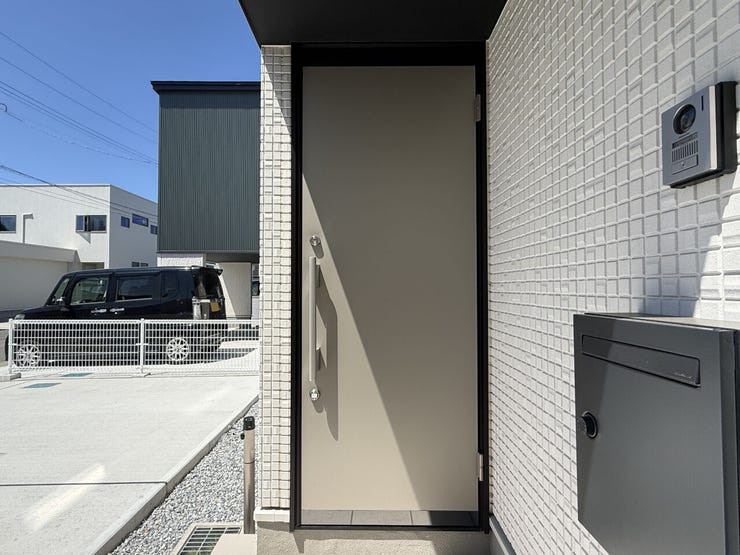 室内(2026年7月)撮影
◎本日案内可能◎
ベージュのお洒落な玄関とシックな郵便受けがとてもお洒落です♪