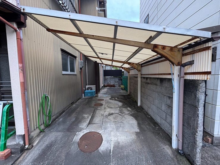 普通車1台、軽自動車1台
合計2台縦列で駐車可能です。