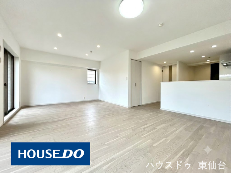 【リビング】
家具配置がしやすいワイドな間取り。約21.8帖の広々LDKで家族時間がゆったり。