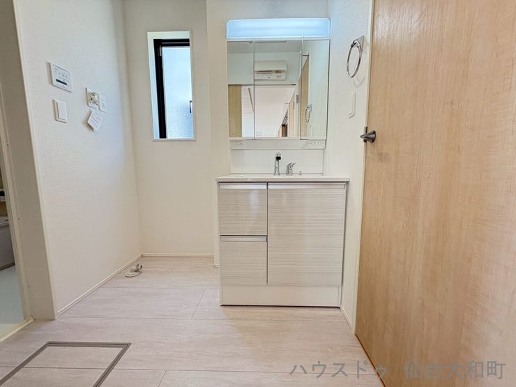 自然光も入り明るい洗面脱衣室♪収納もたっぷり備えたシャワードレッサーです