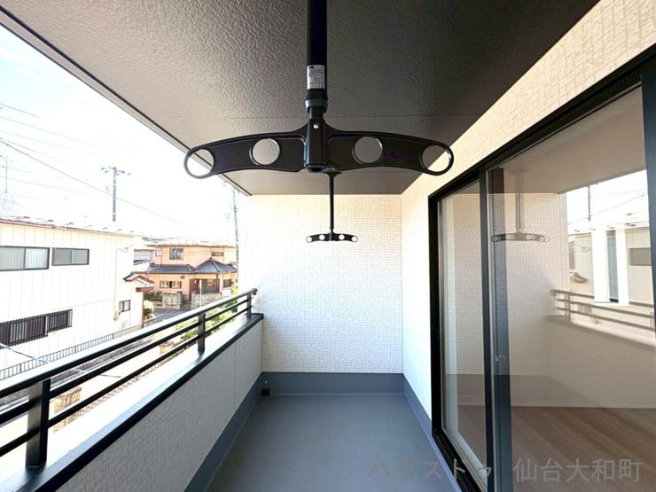 物干し金具付き♪屋根もあるので急な雨でも洗濯物が濡れにくく安心です
