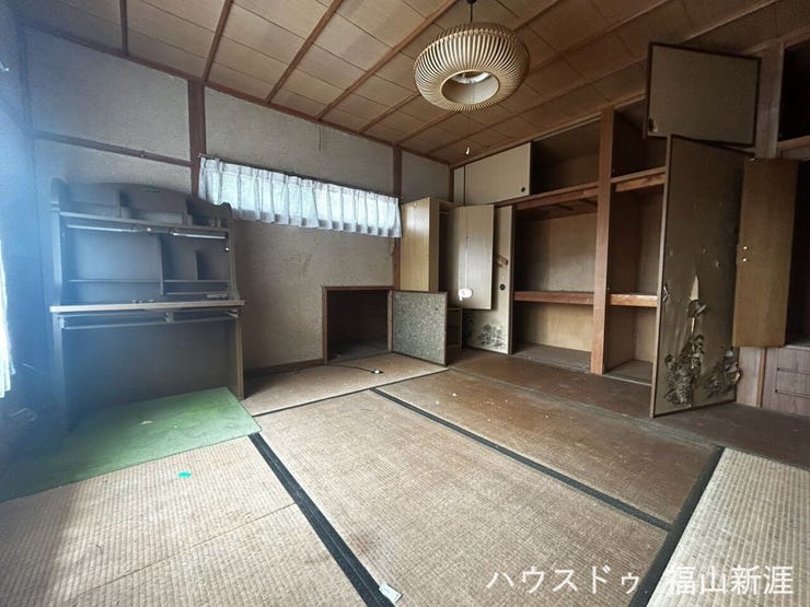 1階には8帖・6帖・4.5帖の和室を配置。襖を開放することで、複数の和室をつなげた広々とした空間としても利用できます。