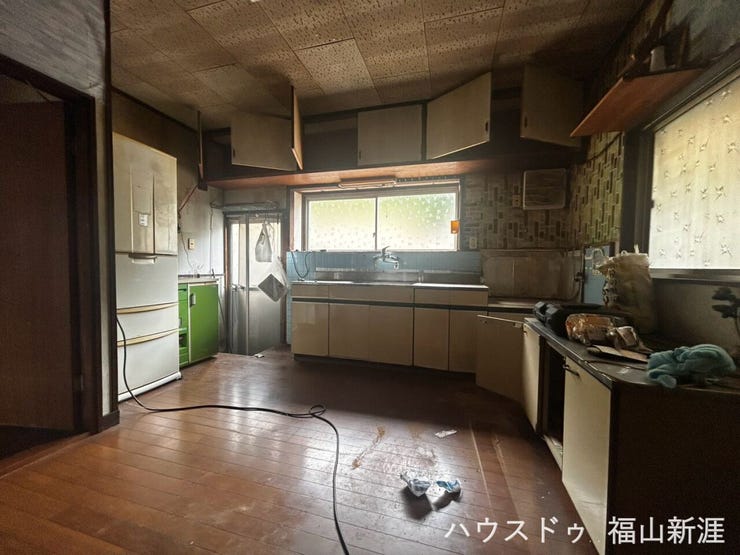 ゆとりのある8.5帖のダイニングキッチン。窓があり、自然光を取り込める空間です。お好みに合わせたリフォームもご検討いただけます。