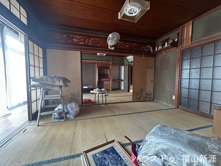広さのある8帖の和室。昔ながらの趣を感じる木部や建具が残り、和の雰囲気を楽しめる空間です。