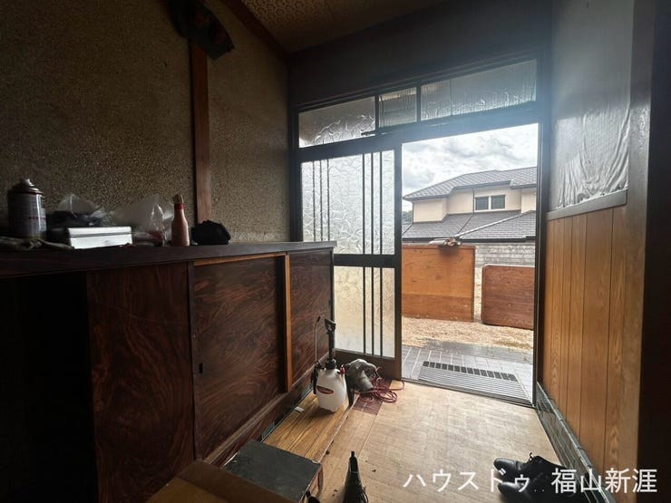 ゆとりを感じる玄関スペース。収納も設けられており、昔ながらの戸建住宅らしい落ち着いた雰囲気があります。