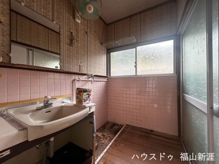 窓付きで換気もしやすい洗面スペース。水回りをまとめてリフォームし、自分好みの住まいに仕上げるのもおすすめです。