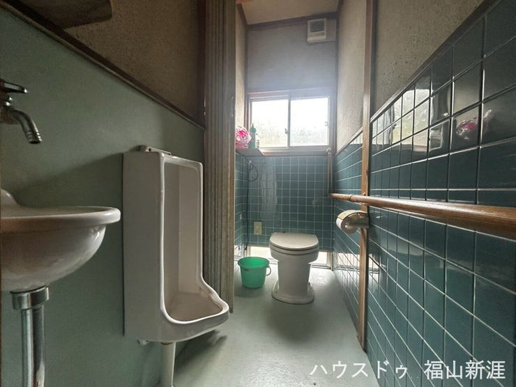 窓付きのトイレ。手洗いスペースも設けられています。