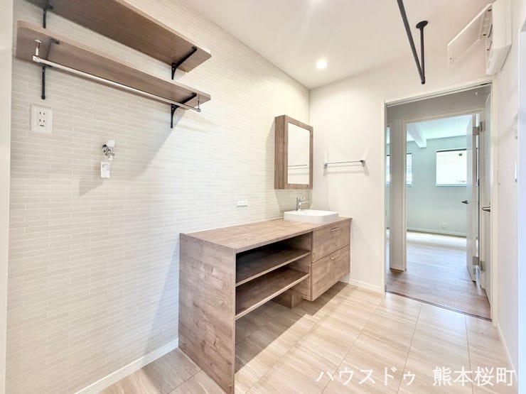 ■清々しいリフレッシュ空間■自分を磨き、気持ちを切り替える。心地よい光が差し込むプライベートスペース。
