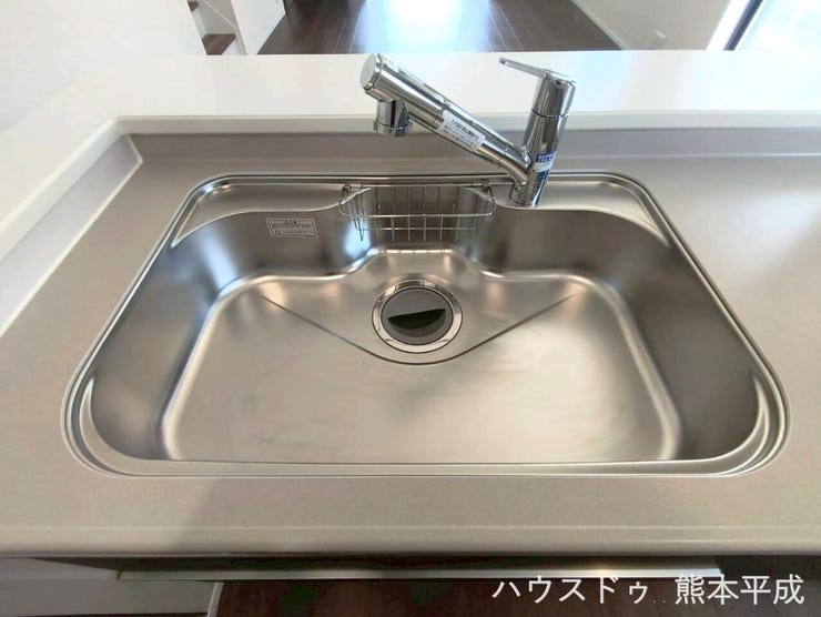 耐久性が良く、お手入れがしやすいステンレスのシンクです
