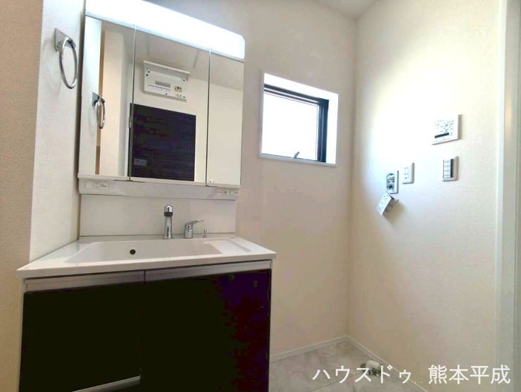 収納量が多い3面鏡の洗面台で、身だしなみ確認がしやすく、忙しい朝の準備もバッチリ☆