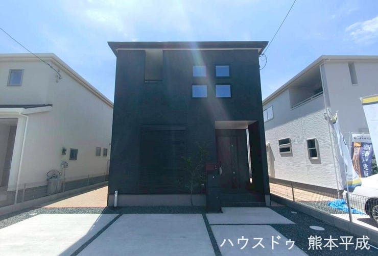 全体が黒に統一されおり、落ち着いた外観になっております。