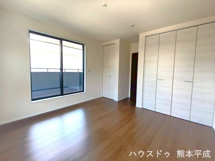 大きな窓からバルコニーにつながっており、綺麗な青空を見ることができます