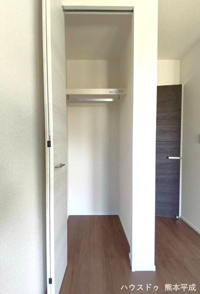 ちょっとした荷物を置いておける収納スペースです