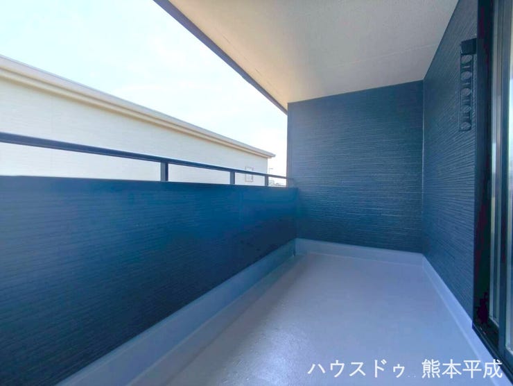 屋根付きのインナーバルコニーで雨が降っても使用でき、リラックススペースとしても十分な広さがあります