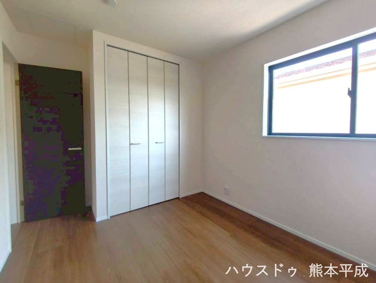 窓からたっぷりと日が差し込む明るい部屋です