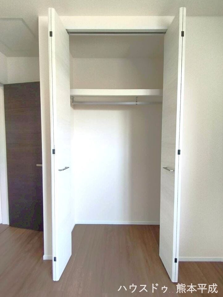両開きのハンガータイプのクローゼットで、衣服はもちろん大きめの荷物を入れることもできます