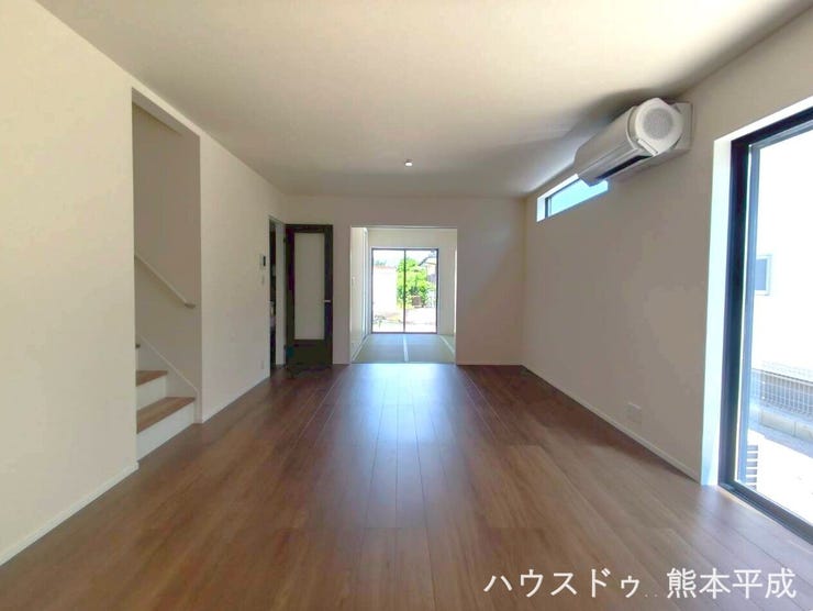 広々としたリビングでキッチンともコミュニケーションを取れる家族団らんのスペースです