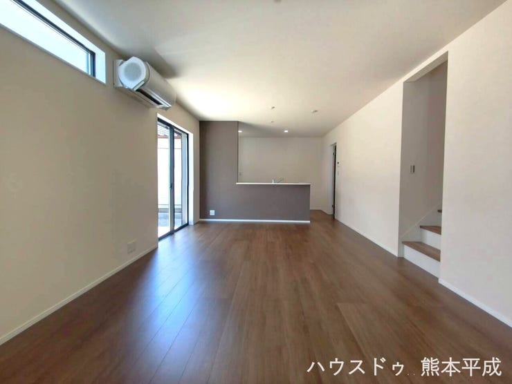 南向きの窓からたっぷりと日が差し込む明るい部屋です