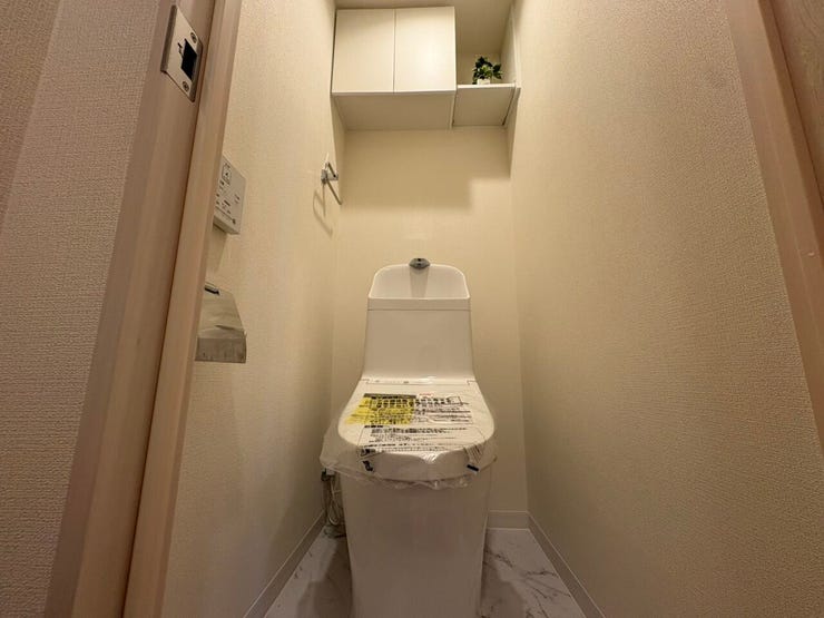 独立性の高いトイレを採用。リノベーションで一新され、来客時も気兼ねなく使える快適な空間です。
