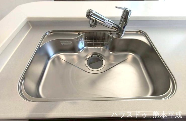 耐久性が良く、お手入れがしやすいステンレスのシンクです