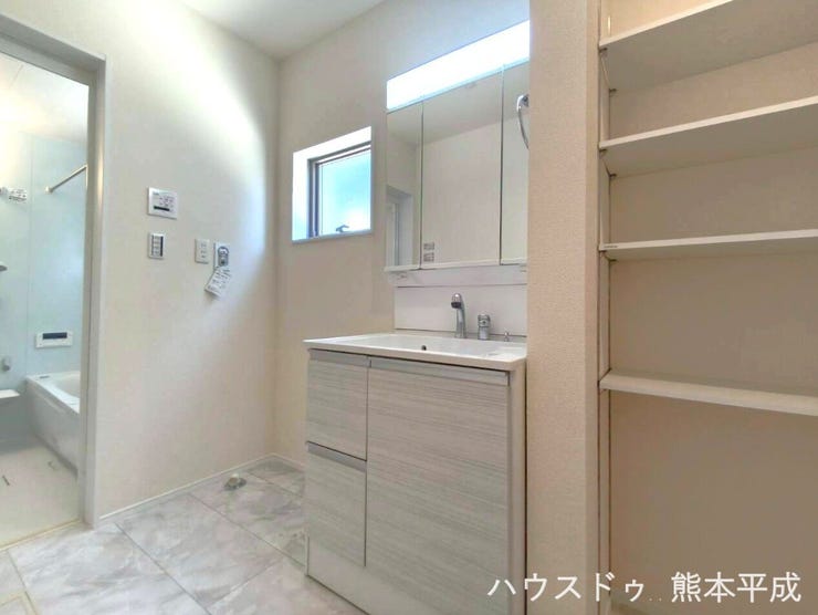 収納量が多い3面鏡の洗面台で、身だしなみ確認がしやすく、忙しい朝の準備もバッチリ☆
