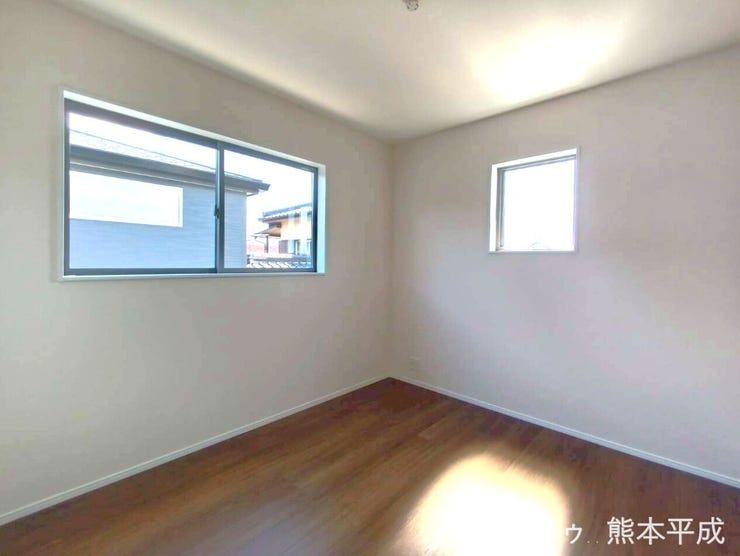 陽の光がたっぷり差し込む明るい部屋です